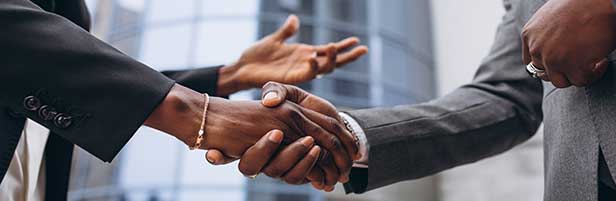 Poignée de main entre deux dirigeants d’entreprise