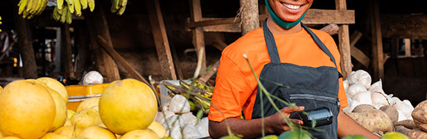 Commerçante sur son étal de fruits et légumes